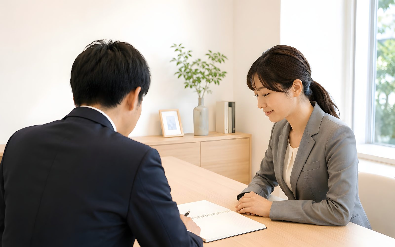 書類⁠を確認している様子